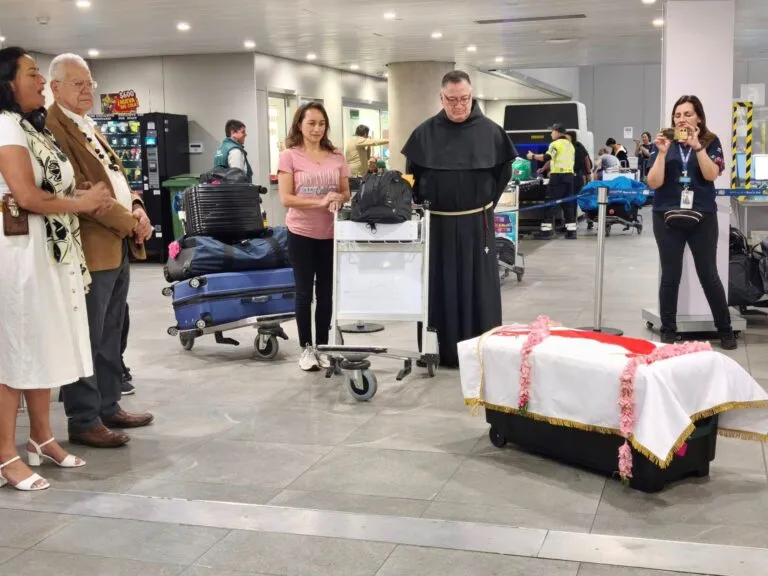 At customs in the Santiago International Airport: Tarita Rapu, former governor and CODEIPA repatriation committee member; Carlos Edmunds Paoa, President of Te Mau Hatu; Susana Nahoe, archaeology consultant to Te Mau Hatu and Ma‘u Hēnua Board member; Fr. Francisco Nahoe OFMConv, delegate for Te Mau Hatu in the US and Canada