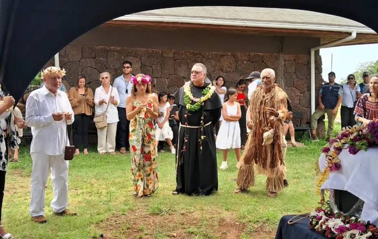 At the traditional karaŋa in the Tahai precincts on Rapa Nui: Zoilo Huki Atamu, Te Mau Hatu; Susana Nahoe, Ma‘u Hēnua Board; Fr. Francisco Nahoe OFMConv; Joel Huki Atamu, Mahiŋo Rapa Nui